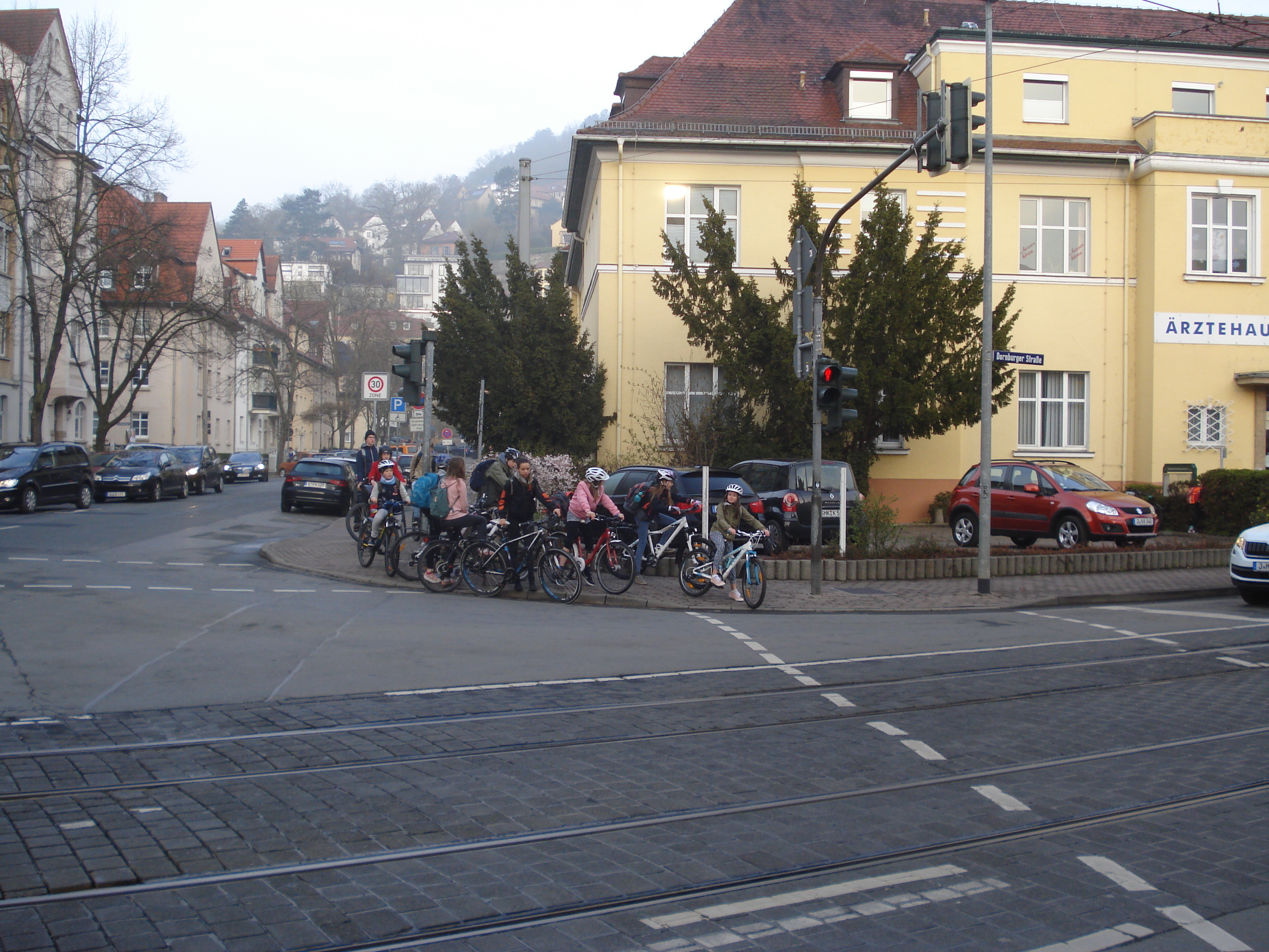 Wartende Kinder mit Fahrrädern an einer Ampel © Stadt Jena