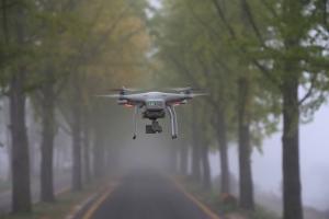 Drohne im Einsatz über einer Straße - Flüge anmelden