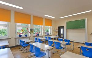 Klassenraum der GS "Südschule" mit Stühlen und Tischen für bis zu 25 Schüler