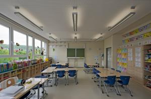 Klassenzimmer in einer Jenaer Schule mit Tischen und Stühlen