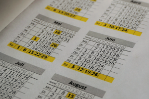 Blick auf einen Kalender bzw. im Besonderen die Monate Mai und Juni