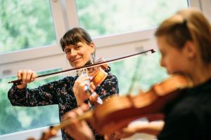 Lehrerin und Schülerin der Musik- und Kunstschule Jena beim Geigenunterricht