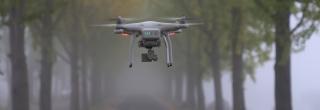 Drohne im Einsatz über einer Straße - Flüge anmelden