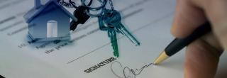 Vertrag Immobilienmakler wird unterschrieben