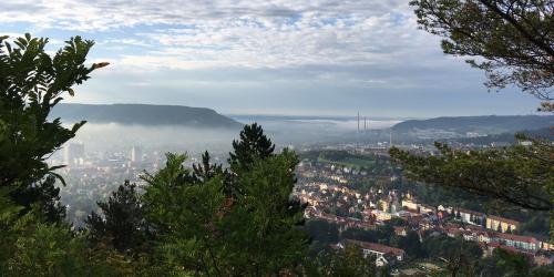 Blick vom Landgrafen auf Jena im Saaletal in Richtung Süden mit Wolken, Nebelschwaden und Bäumen