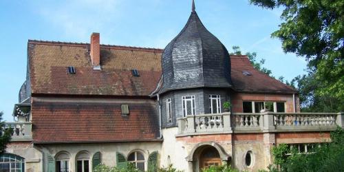 Außenansicht des Landhaus "Keck" im OT Wöllnitz mit Turmhaube, Balustradengeländer, Wintergarten, Kunst im Garten