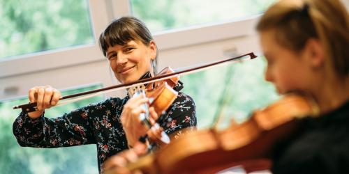 Lehrerin und Schülerin der Musik- und Kunstschule Jena beim Geigenunterricht