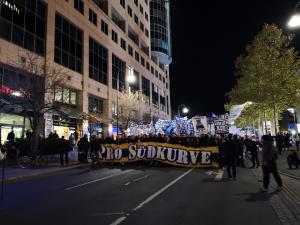Ein Demonstrationszug in Jena mit Transparenten