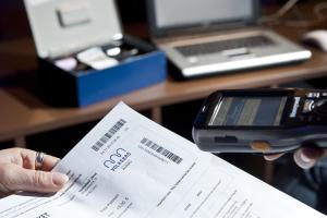 Online-Ticket wird an der Abendkasse gescannt