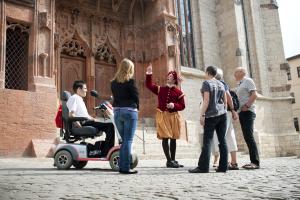 Kostümierte Stadtführung vor der Stadtkirche St. Michael in Jena