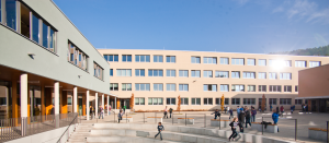 Schüler während der sonnigen Hofpause auf dem Schulhof der TGS Lobdeburgschule