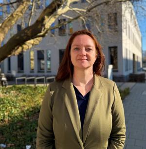 Dezernentin Kathleen Lützkendorf, im Hintergrund ein Gebäude