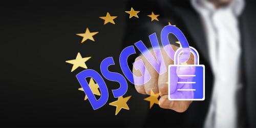 Eine Person zeigt auf den Schriftzug DSGVO.